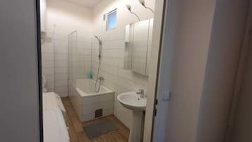 Basic Apartment | Bathroom