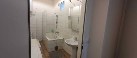 Basic Apartment | Bathroom | Combined shower/tub, free toiletries, hair dryer, towels