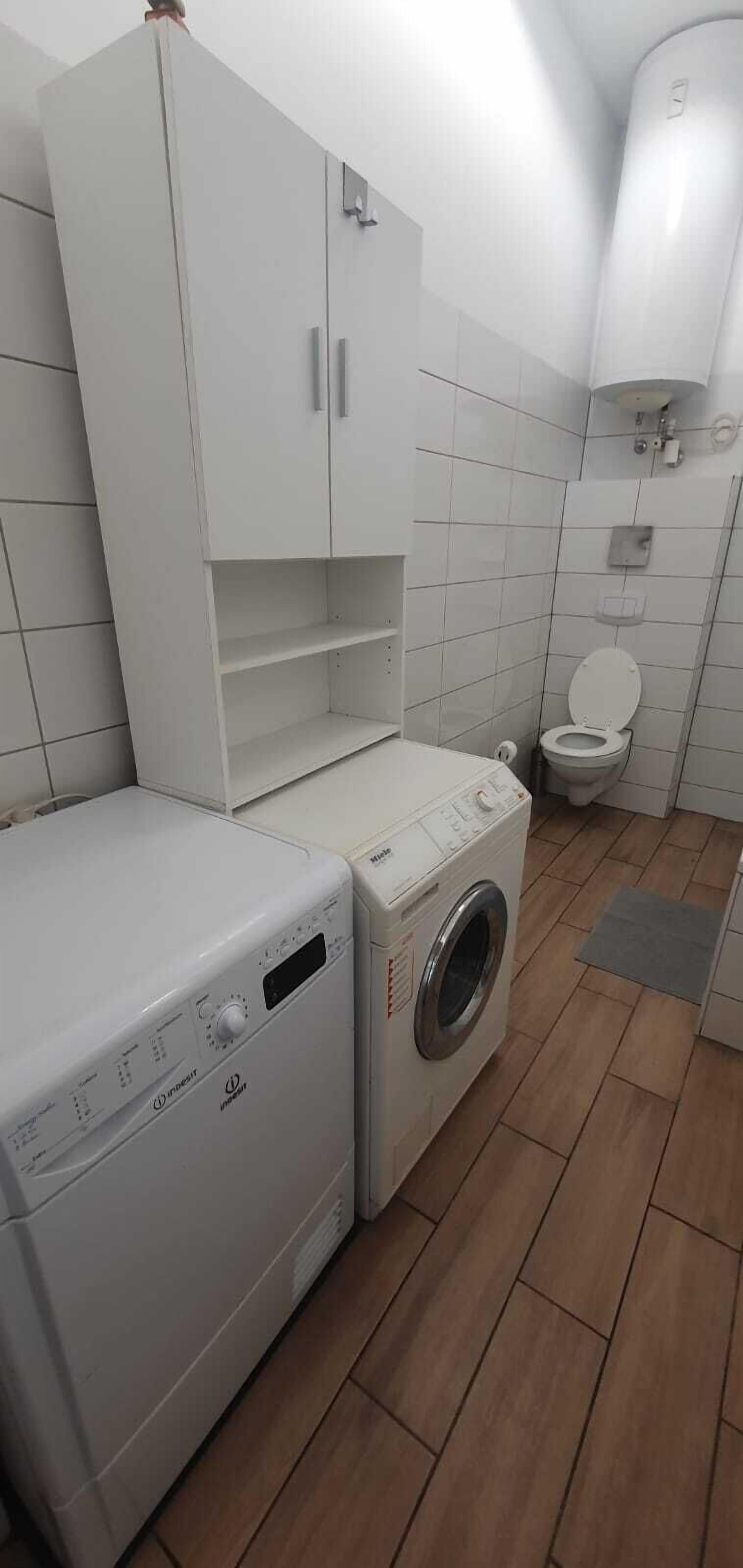 Bañera con ducha, artículos de tocador gratuitos, secador de pelo