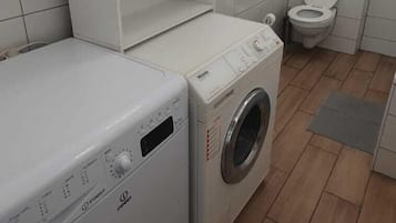 Appartement | Salle de bain | Ensemble douche/baignoire, articles de toilette gratuits, sĂšche-cheveux