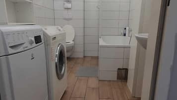 Appartement | Salle de bain | Ensemble douche/baignoire, articles de toilette gratuits, sĂšche-cheveux