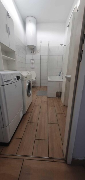 Appartement | Salle de bain | Ensemble douche/baignoire, articles de toilette gratuits, sèche-cheveux