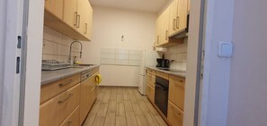 Basic Apartment | Private kitchen | Fridge, microwave, oven, stovetop - Affordable 2BR Stay 15 Min Enkplatz (Vienna)
