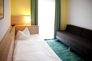 Desk, free WiFi - Kaiserhof Feldberg by Belvilla Resorts Single Room (Feldberger Seenlandschaft)