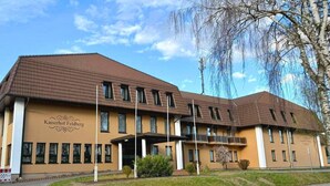 A two-story building with a brown tiled roof and beige walls, featuring the name "Kaiserhof Feldberg" on the facade. - Kaiserhof Feldberg by Belvilla Resorts-Twin Room (Feldberger Seenlandschaft)