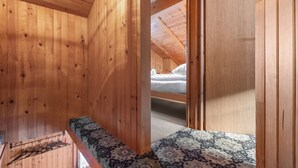 A wooden interior with a bunk bed and a patterned carpet. - Nendaz, chalet 6 pers - Terrasse - Parking privé (Nendaz)
