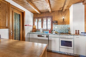 Kühlschrank, Ofen, Herdplatte, Geschirrspüler