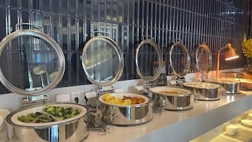 Daily buffet breakfast (CNY 28 per person)