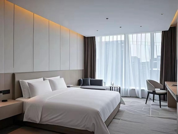 Quarto casal empresarial, 1 cama Queen, vista para a cidade | Cortinas blackout, ferros/tábuas de passar roupa, Wi-Fi de cortesia