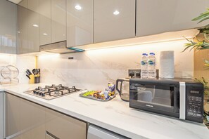 Private kitchen - Superhost Modern 1BR in Azizi Riviera (Dubai)