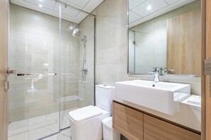 Bathroom - Superhost Modern 1BR in Azizi Riviera (Dubai)