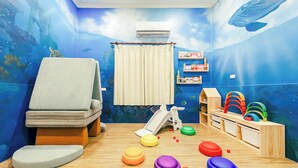 A room with a slide, colorful balls, a playhouse, and an ocean mural. - Mugang Retreat｜Liuqiu Kids' Playroom (Liuqiu)