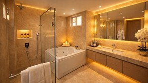 Ein modernes Badezimmer mit einer großen Badewanne, einer begehbaren Dusche und einem langen Waschtisch mit Spiegel.