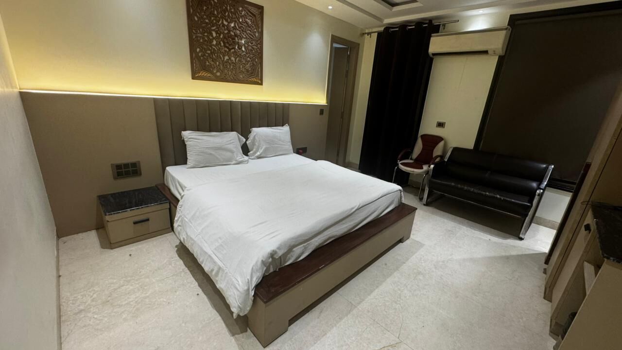 办公桌、笔记本电脑工作区、免费 WiFi