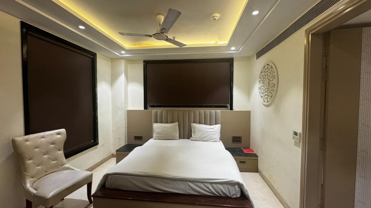 办公桌、笔记本电脑工作区、免费 WiFi