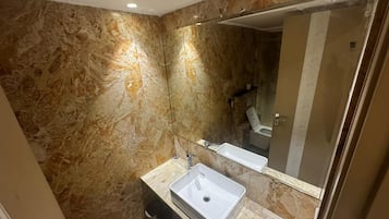 ของใช้ในห้องน้ำฟรี, ไดร์เป่าผม, รองเท้าสวมภายในห้อง, ผ้าเช็ดตัว