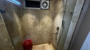 Free toiletries, hair dryer, slippers, towels - The PratiQ - Signature Boutique Hotel (New Delhi)