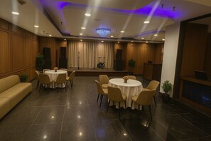 Restaurant - The PratiQ - Signature Boutique Hotel Near Peera Garhi Metro Station (New Delhi)