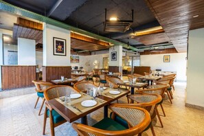 Restaurant - The PratiQ - Signature Boutique Hotel (New Delhi)
