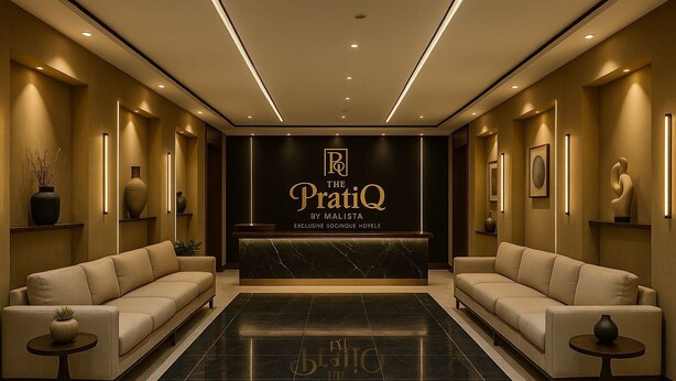 Eine luxuriöse Lobby mit zwei Sofas, einem Empfangstresen und einem Marmorboden.