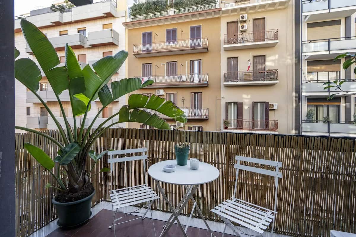 Habitación superior, balcón | Restaurante al aire libre