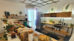 Une cuisine moderne dotée d’un îlot central, d’étagères en bois et de divers appareils de cuisine.