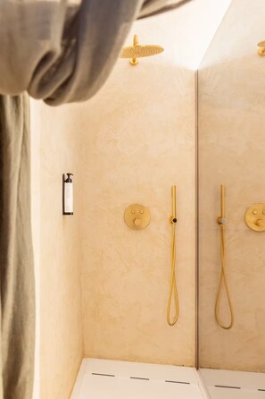 Deluxe Double Room, Balcony | Bathroom | Shower, hair dryer, slippers, towels - Morada 181 B&B (Bari)