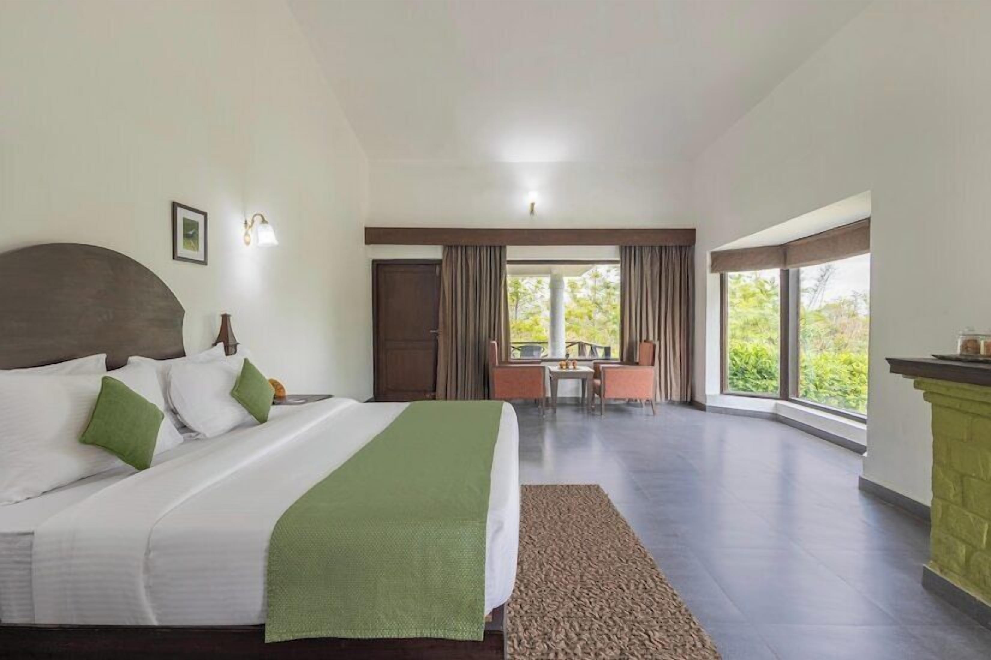 Escritorio, espacio para trabajar con laptop y wifi gratis 