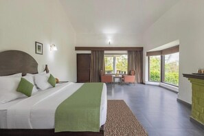 Escritorio, espacio para trabajar con laptop y wifi gratis 