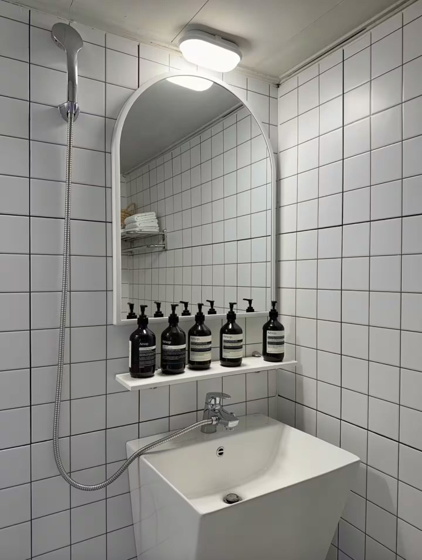 Douche, séchoir à cheveux, serviettes fournies, savon