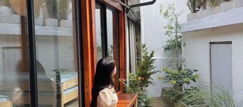 경복궁 앞 1920년대 한옥 독채, 아늑하고 개성 있는 공간에 교통도 편리합니다. 가족·친구 여행은 물론 반려견과 함께 편히 머무세요.