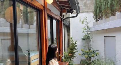 경복궁 앞 1920년대 한옥 독채, 아늑하고 개성 있는 공간에 교통도 편리합니다. 가족·친구 여행은 물론 반려견과 함께 편히 머무세요.