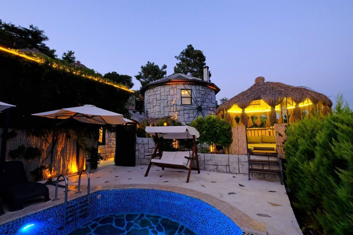 Luksusvilla, bassengutsikt | Skrivebord, skrivebord for bærbar PC og wi-fi (inkludert)