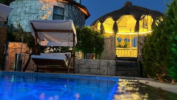 Una piscina al aire libre, camas de piscina gratis, sombrillas