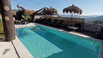 Utendørsbasseng, bassengtelt (inkludert) og bassengparasoller