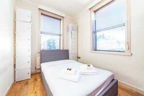 Iron/ironing board, WiFi, bed sheets - Cosy Marylebone Studio w/Fast WiFi, near Baker Str (London)