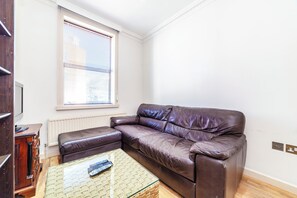 Living area - Cosy Marylebone Studio w/Fast WiFi, near Baker Str (London)