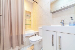 Bathroom - Cosy Marylebone Studio w/Fast WiFi, near Baker Str (London)