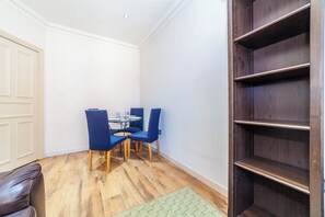 Dining - Cosy Marylebone Studio w/Fast WiFi, near Baker Str (London)