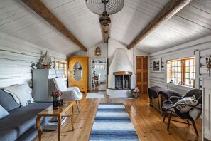 Smart TV, fireplace - Cozy house by the lake (Forshaga)