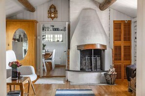 Smart TV, fireplace - Cozy house by the lake (Forshaga)