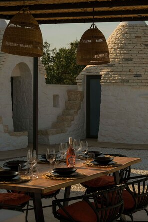 Outdoor dining - Stylish trullo house with stunning infinity pool (Ceglie Messapica)