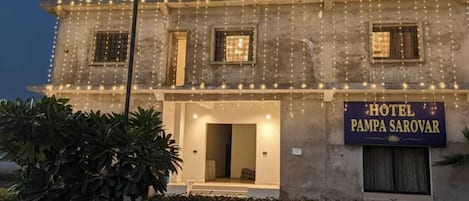 Fachada da propriedade à noite