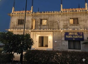 Fachada de la propiedad por la tarde o noche