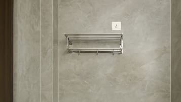 Chuveiro, toalhas de banho, sabonete, shampoo