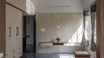 Apartment (2 Bedrooms) | 2 bedrooms, laptop workspace, iron/ironing board, bed sheets