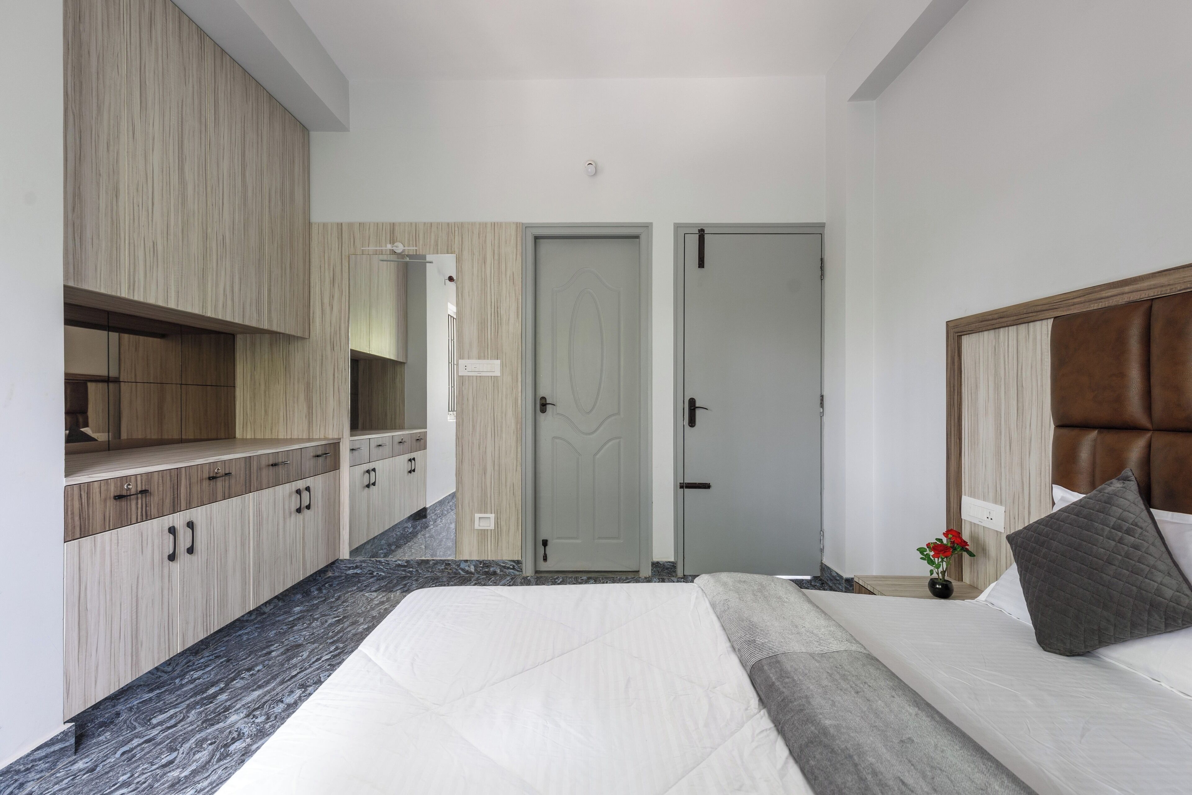 2 bedrooms, laptop workspace, iron/ironing board, bed sheets
