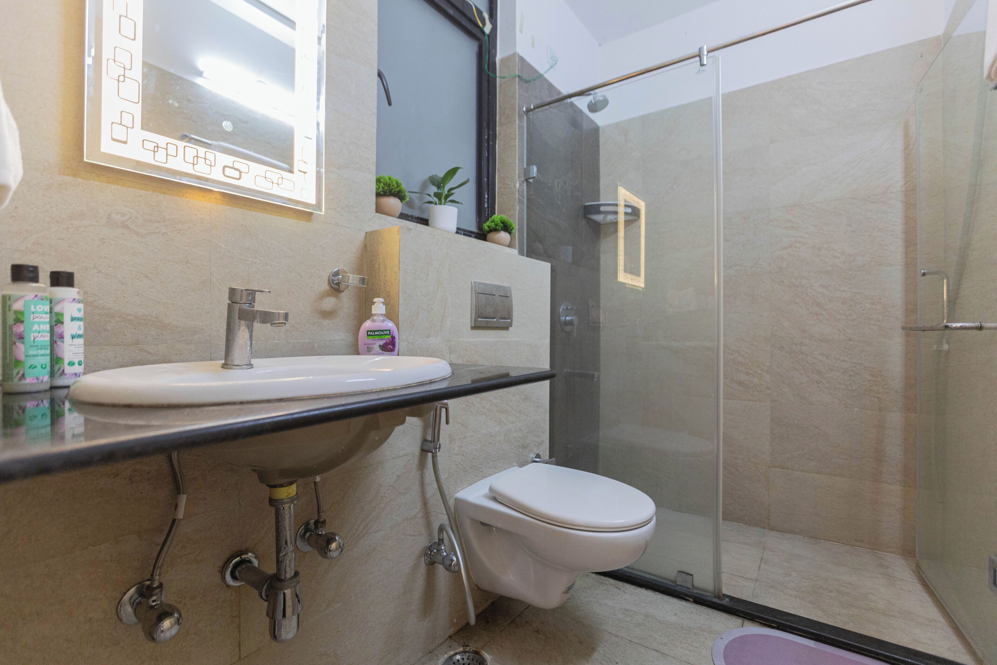 Apartment (2 Bedrooms) | Bathroom | Shower, towels