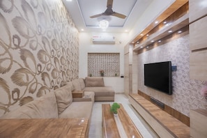 Apartment (2 Bedrooms) | Living area | TV - Royale Enclave by Jadecapsnr.manipal Hosp (Kolkata)