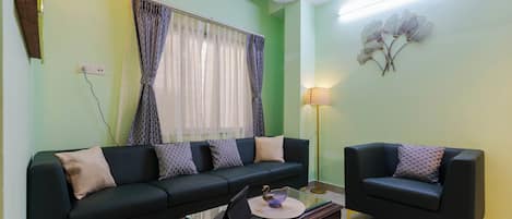 Appartement (2 Bedrooms) | Aire de séjour | Téléviseur